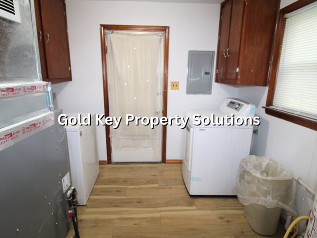 Building Photo - Nicely Updated 3 BR 1.5 BA House with Central Air and Garage (NO SECTION 8)