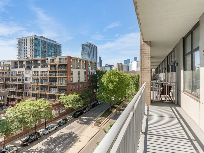 Building Photo - 212 E Cullerton St