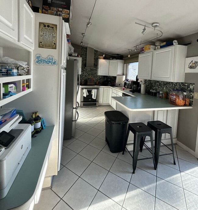 Building Photo - 4 bedroom / 2 car garage / small dog on approval