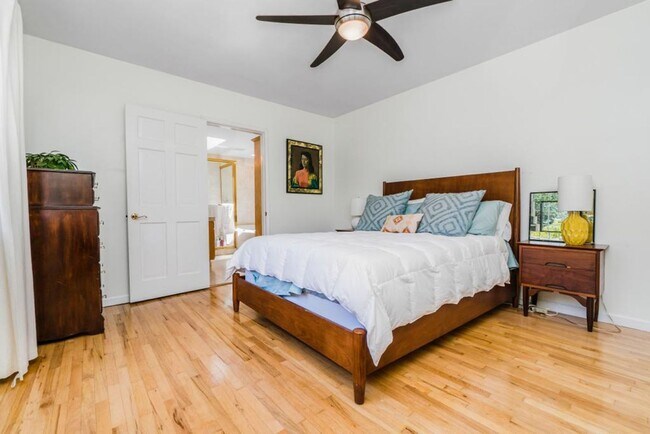 Building Photo - A charming 3-bedroom, 2.5 bath home in Don...
