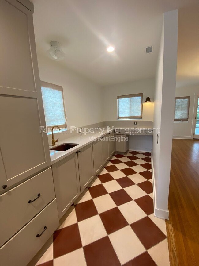 Building Photo - 373 Sierra Dr