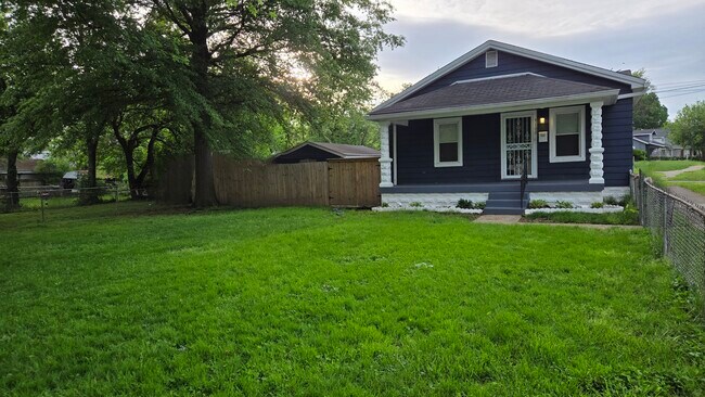 Front yard view of property - 3100 Montana Ave