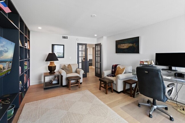 Building Photo - 115 Lakeshore Dr