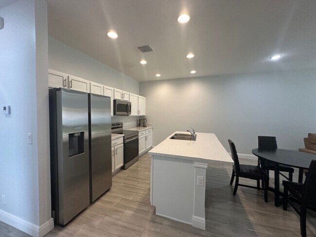 Building Photo - 3 Bedroom 2 Bath 1 Car Garage