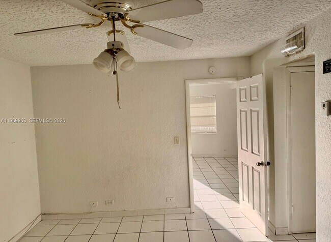 Building Photo - 1610 NW N River Dr