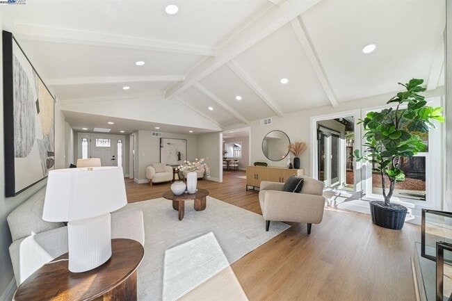 Building Photo - 3613 Perada Dr