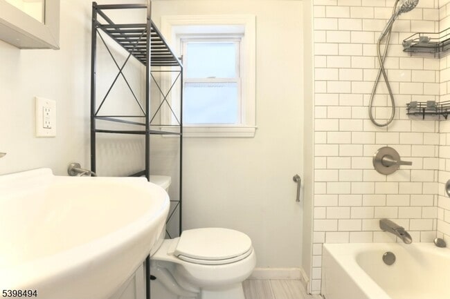 Building Photo - 220 E Munsell Ave