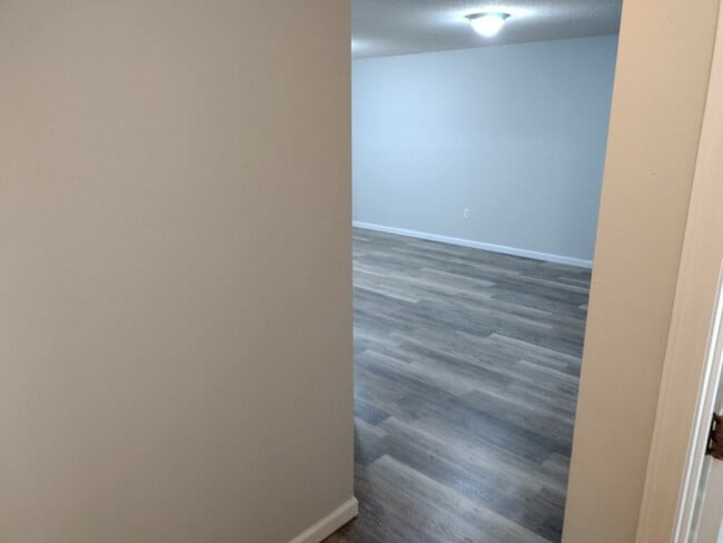 Building Photo - 618 W Horah St