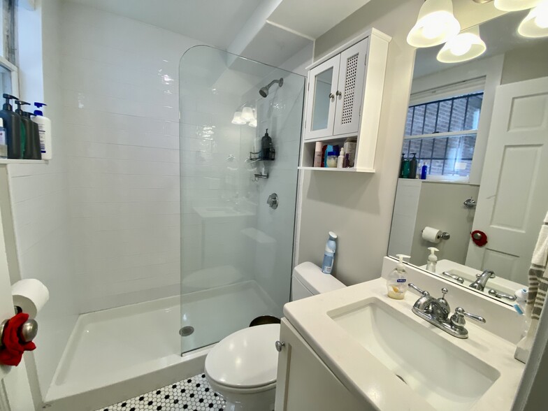 Building Photo - 15 Bond St