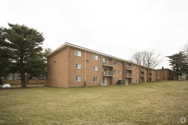 Building Photo - Hartland Manor