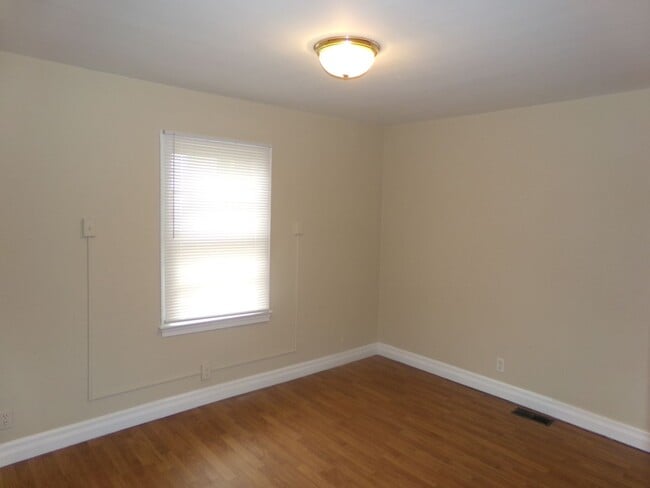 Building Photo - Newly Renovated!