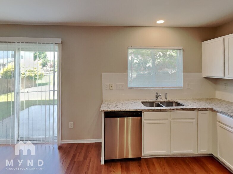 Building Photo - 6215 Woodland Commons Dr