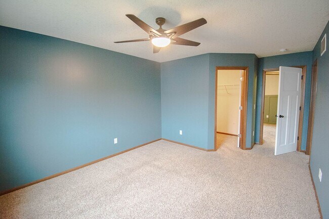 Building Photo - Modern Townhome in a Convenient NW Location