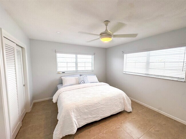 Building Photo - 4541 N Ocean Dr