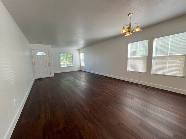 Building Photo - North Valley Four Bedroom Home