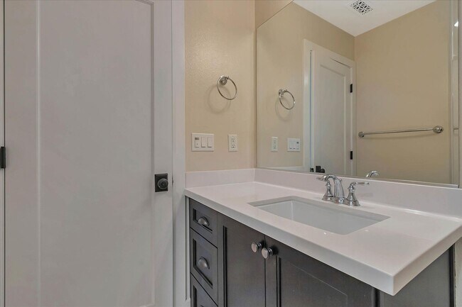 Building Photo - Beautiful Tri-Level 4 bedroom, 3.5 Bathroom, 2,150 SqFt Home in Downtown Campbell!