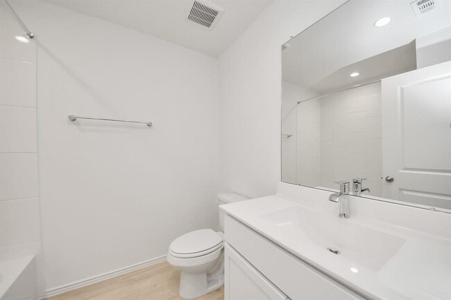Building Photo - 5038 Balcolm Dr