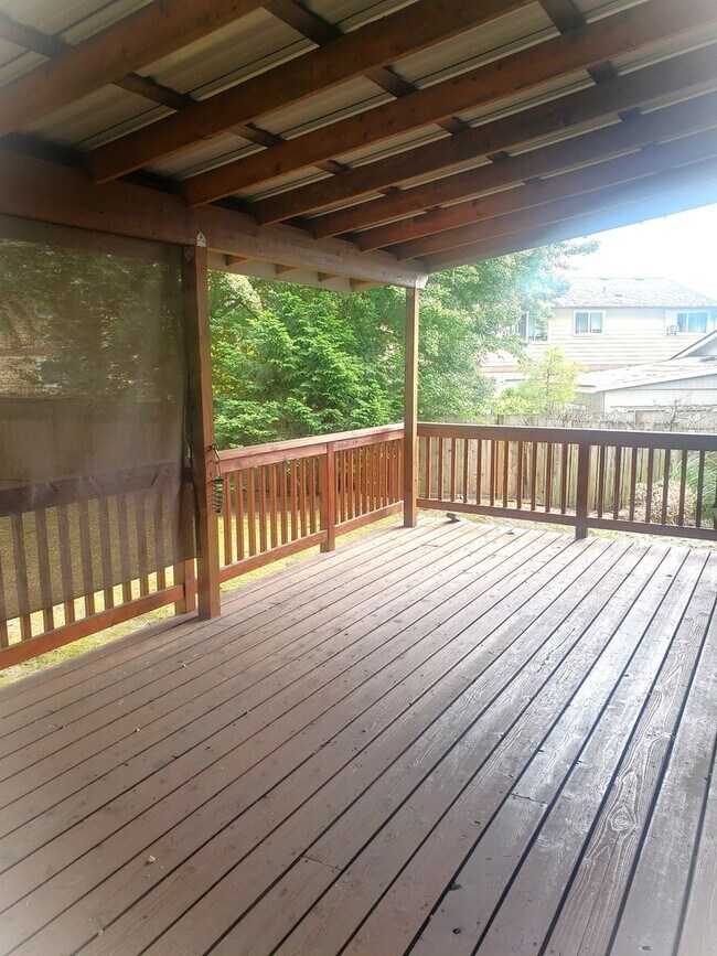 Building Photo - Large Unique House in Milwaukie with Big Fenced Yard