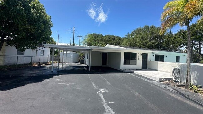Building Photo - 4101 SW 48th Ct