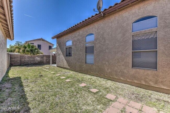 Building Photo - 753 E Saddle Dr