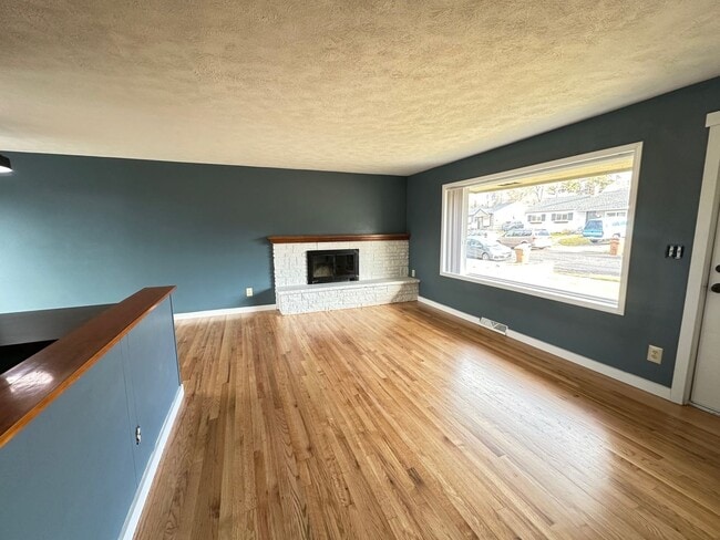 Building Photo - Spacious Northside 4-Bed, 2-Bath Ranch with Hardwood Floors