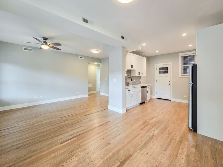 Building Photo - 4847 N Wolcott Ave