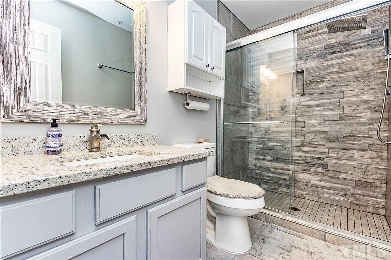 Bathroom 1 - 1950 Trailwood Heights Ln
