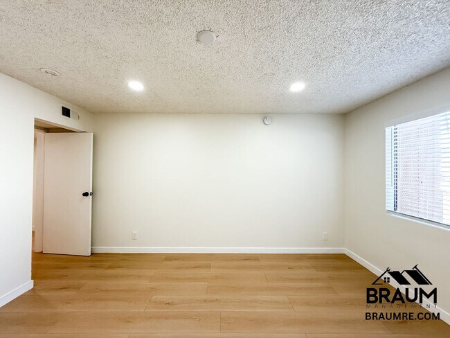 Building Photo - 221 W Elm Ave