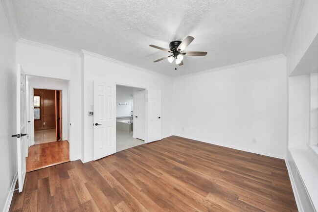 Building Photo - 15919 Lake Lodge Dr