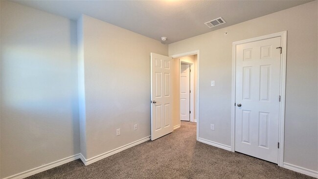 Building Photo - Beautiful 3 bed / 2.5 bath townhome