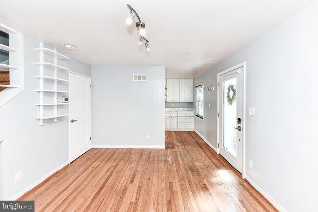 Building Photo - 1028 S Edison St