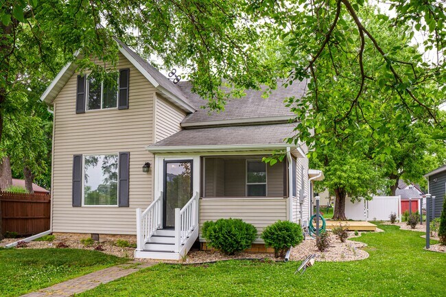 Front house/porch. - 222 6th Ave SE