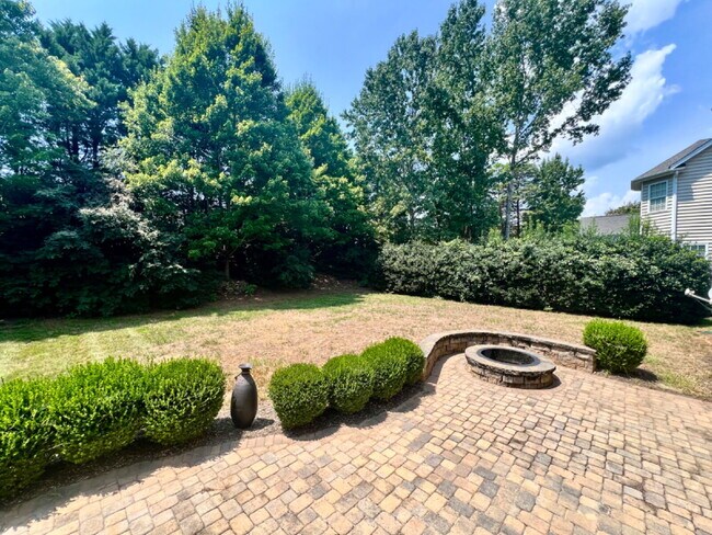 Building Photo - SPACIOUS AND CONVENIENT