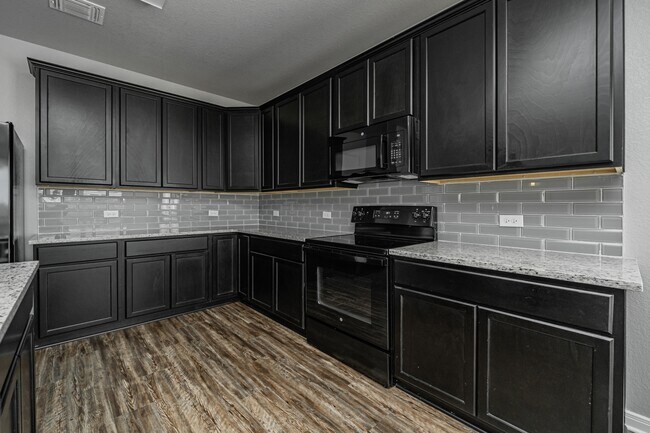 Building Photo - 536 Fallbrook Dr