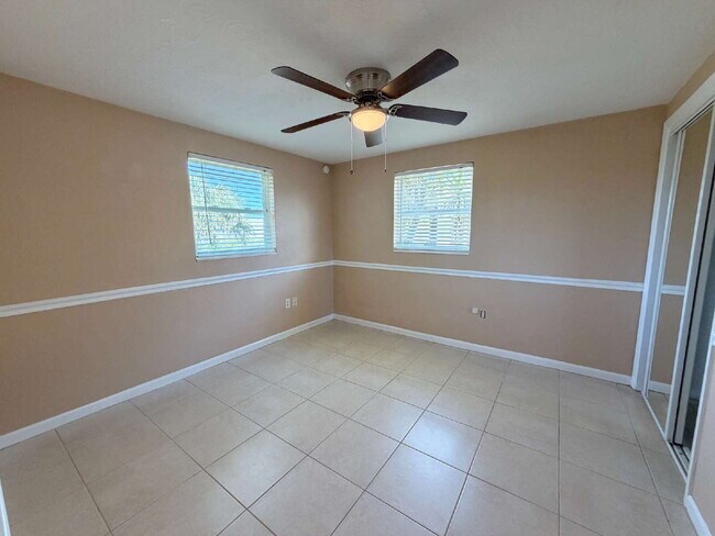 Building Photo - "Charming 2-Bed, 1 -bath in Holiday, FL - Cozy 864 Sq Ft Gem!"