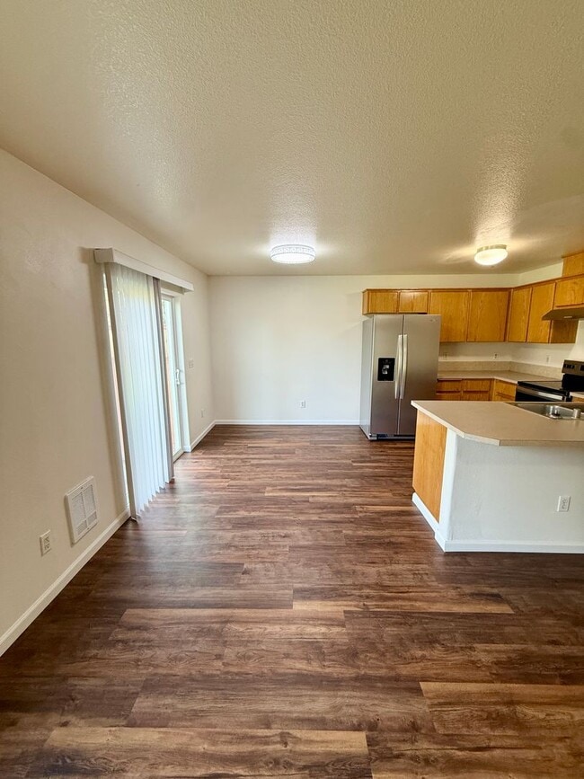 Building Photo - Newly Remodeled 3-Bed, 2.5-Bath Duplex for Rent in Longview