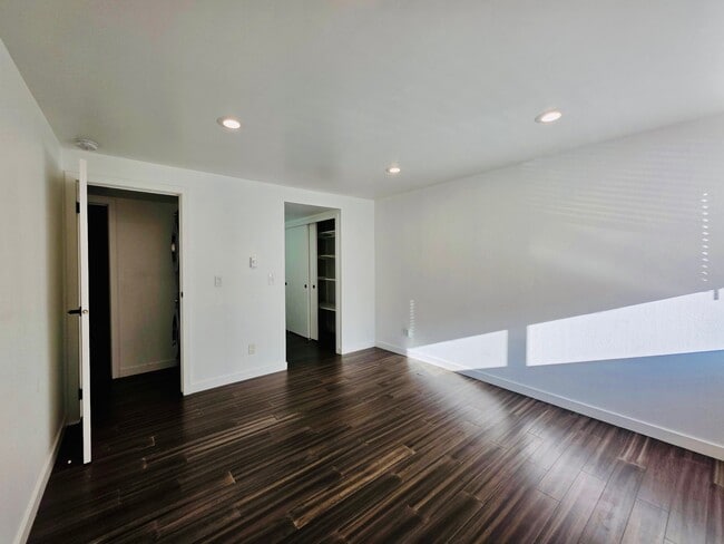 Building Photo - 4717 W Lake Sammamish Pkwy SE