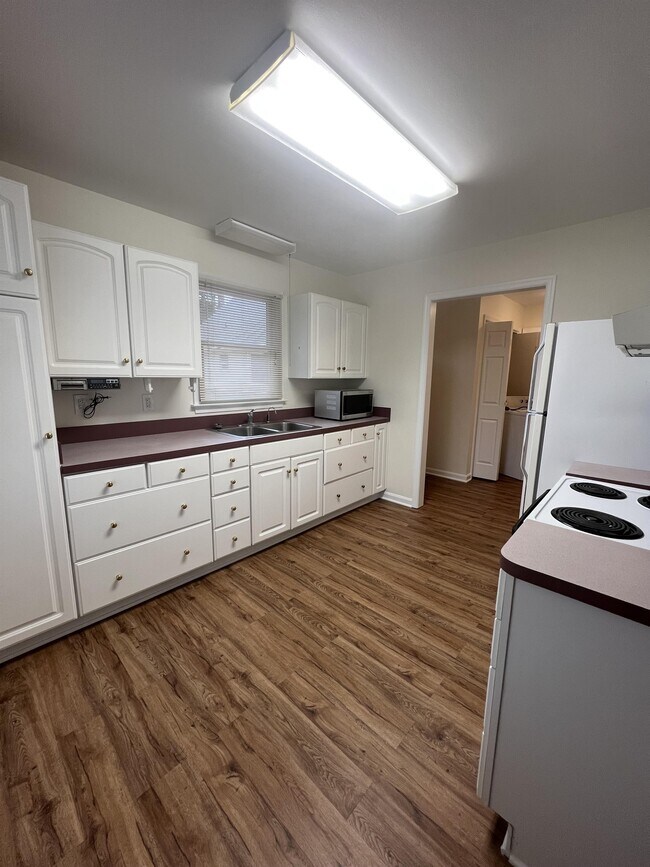 Building Photo - 5747 Oakcrest Dr