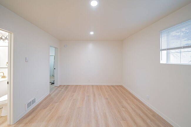 Building Photo - Spacious and recently updated, this 6-bedroom, 3-bathroom home in Ammon