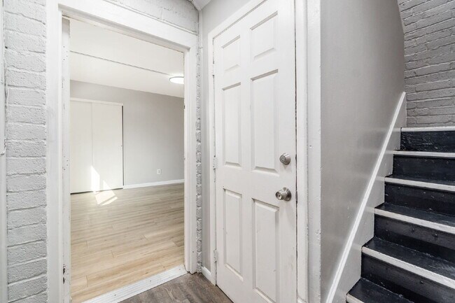 Building Photo - FREE 1 Month Rent! Renovated 2BR Near Children’s Hospital & German Village