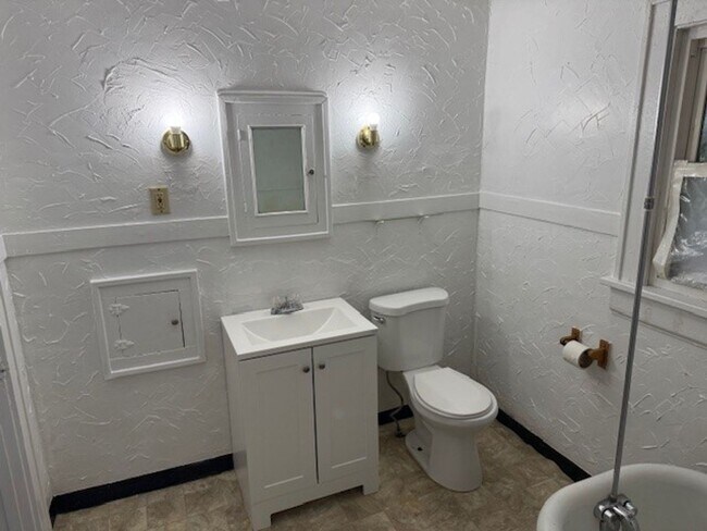 Building Photo - Charming 4-Bedroom Single Family Home for Rent!