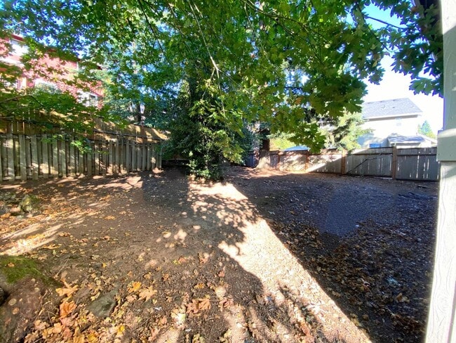 Building Photo - Large 2 bedroom, 1.5 bathroom Townhouse st...