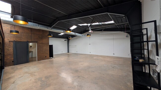 Building Photo - 920 W Cavalcade St