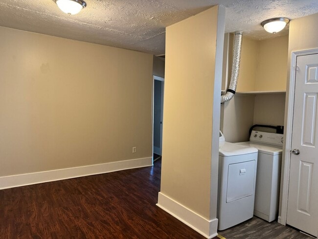 Building Photo - 2 Bedroom Home in Castlewood!