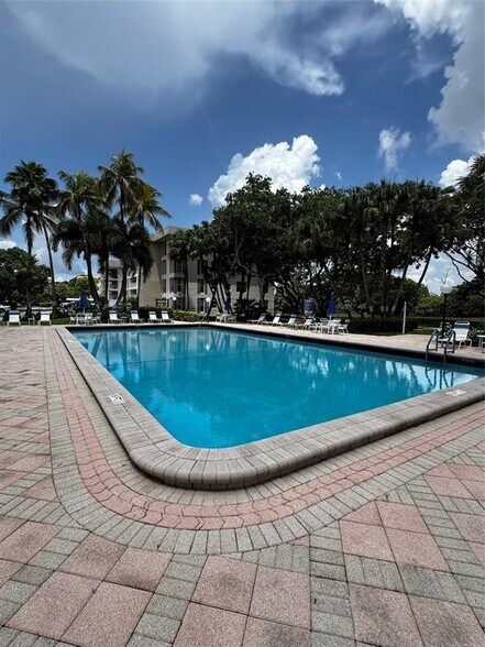 Building Photo - 3151 S Palm Aire Dr