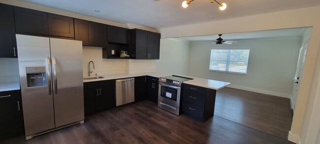 Building Photo - SPACIOUS 3 BEDROOM 2 BATH - ST. PETERSBURG, FL