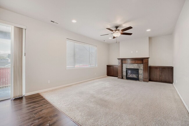 Building Photo - Amazing 4bed/2.5bath with Den in Kent, WA!