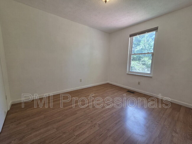 Building Photo - 702 Rodeo Rd