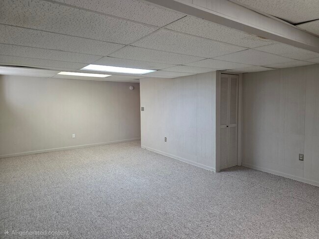 Building Photo - 87 W Surrey Ln
