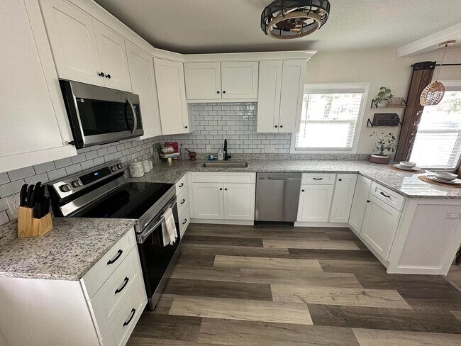 Building Photo - 939 Lakeview Rd